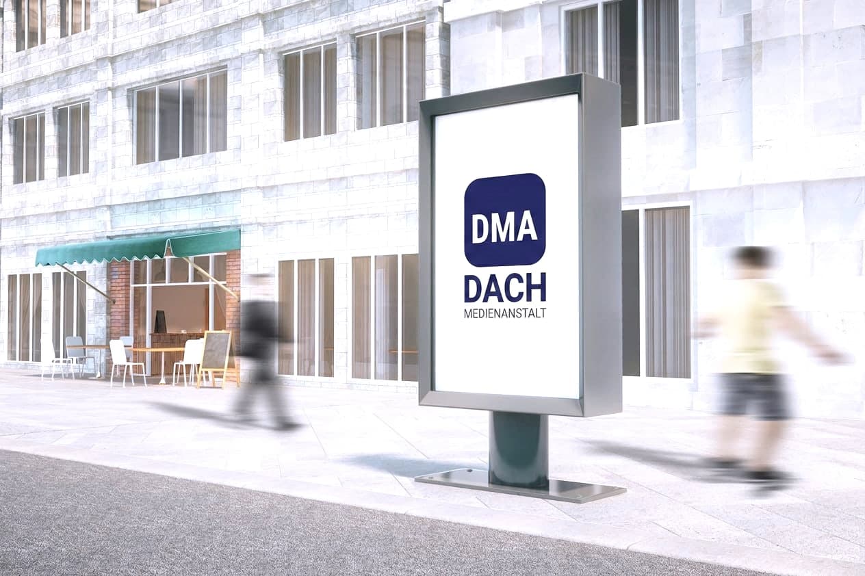 Beleuchtetes City-Light-Poster an einem Gehweg, Passanten gehen vorbei