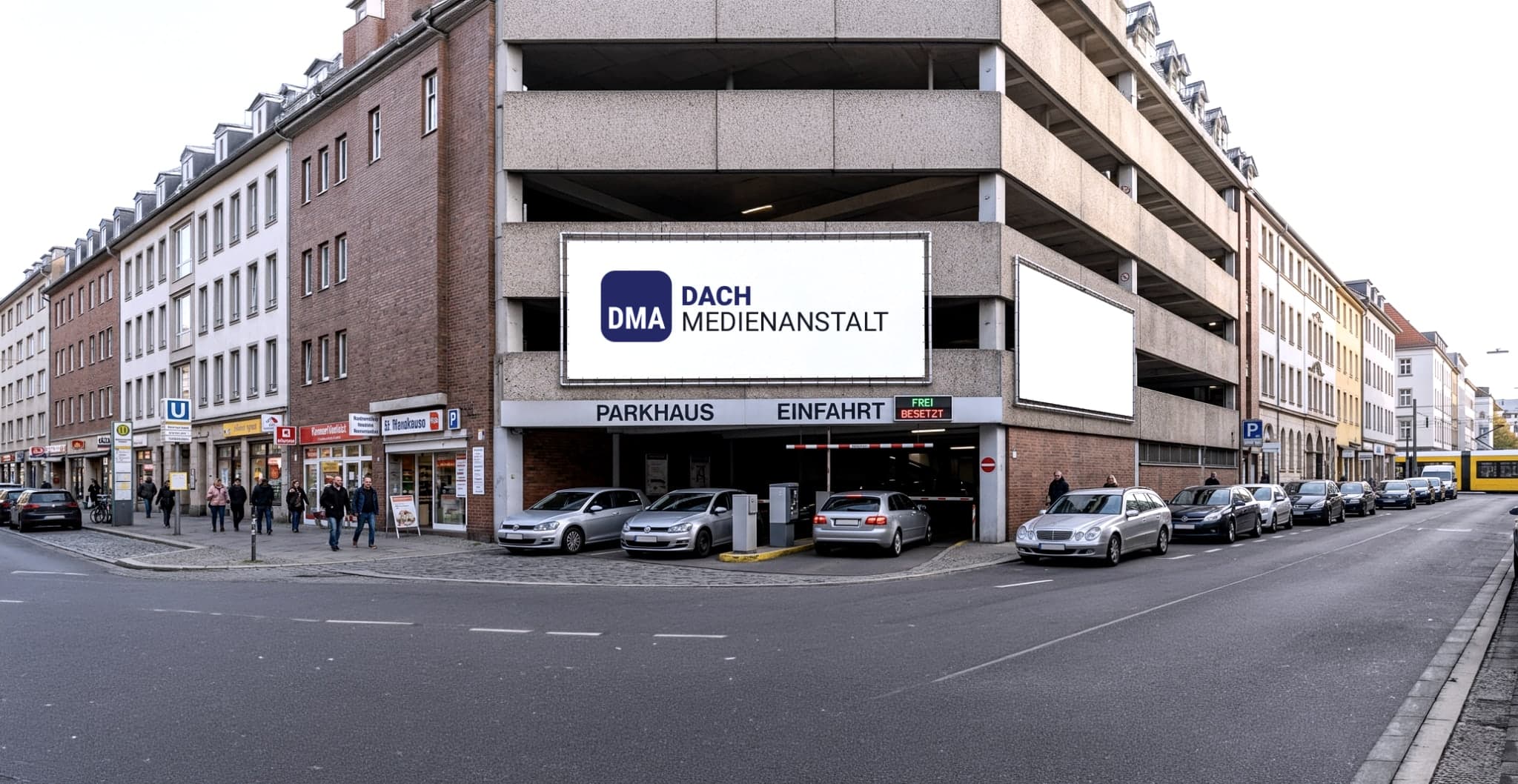 Großflächige Werbetafel an der Fassade eines Parkhauses