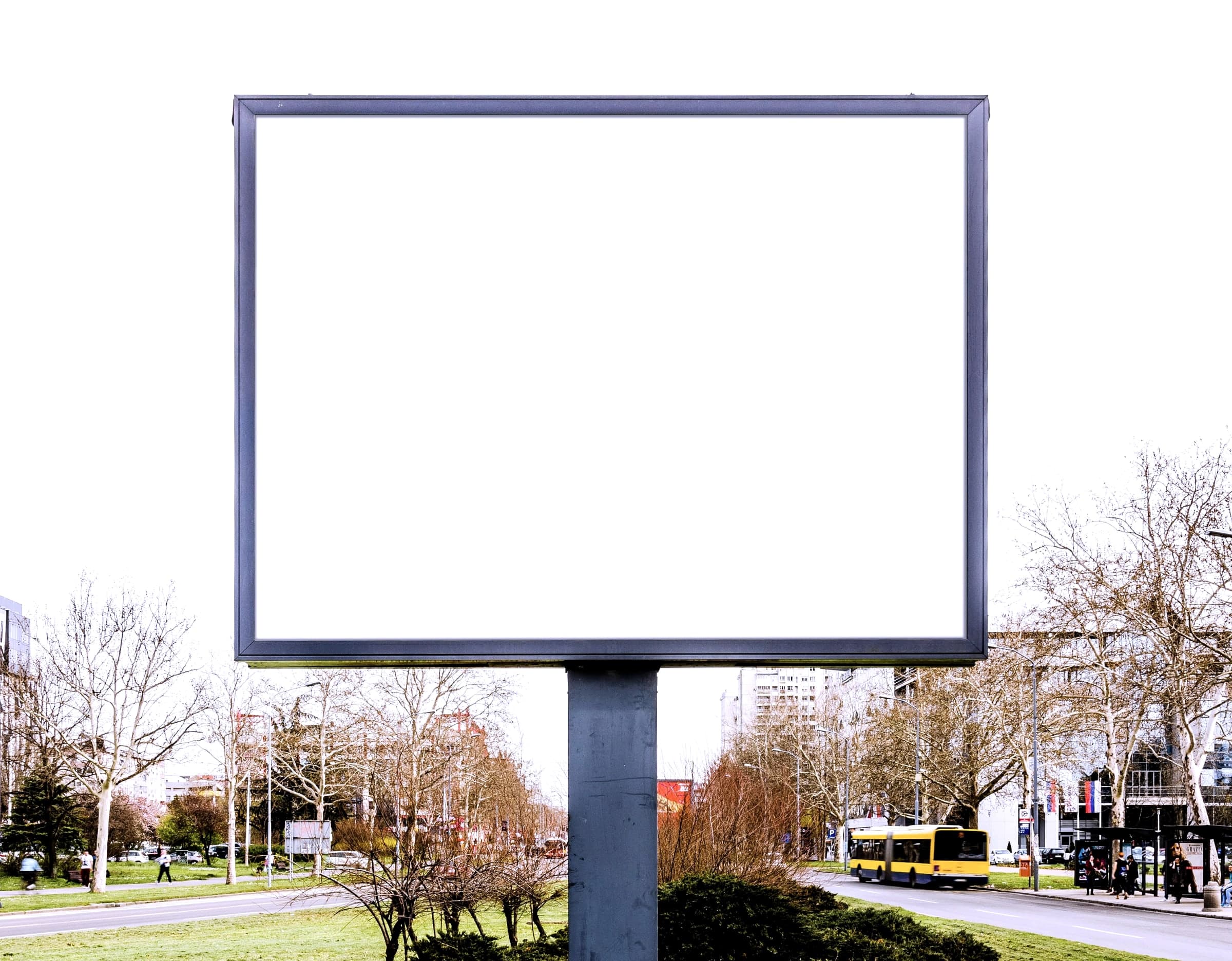 Große Plakatwand an einer Stadtstraße, im Hintergrund Bus und Passanten